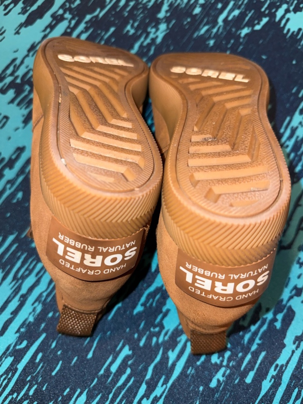 Sorrel Chelsea Slip-On Out & About Wedge Boots in Tan Suede - Picture 6 of 8